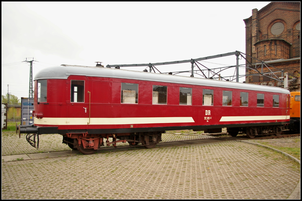 DR 197 805-5 Bw ist der ehemalige Beiwagen VB 147 027 der Deutschen Reichsbahn. Der Wagen war lange Zeit im Bw Seddin stationiert, von wo er seine Einsätze in Berlin und Brandenburg absolvierte. Auch während seiner Zeit bei der DR änderte sich nichts daran. Der Wagen blieb trotz Nutzung als Lagerraum weitgehend intakt, so das man einer Wiederinbetriebnahme realistisch entgegensieht. Zu sehen war der Wagen beim Fest  30 Jahre Traktionswechsel Wittenberge  bei den Dampflokfreunden Salzwedel e.V. am 06.05.2017.