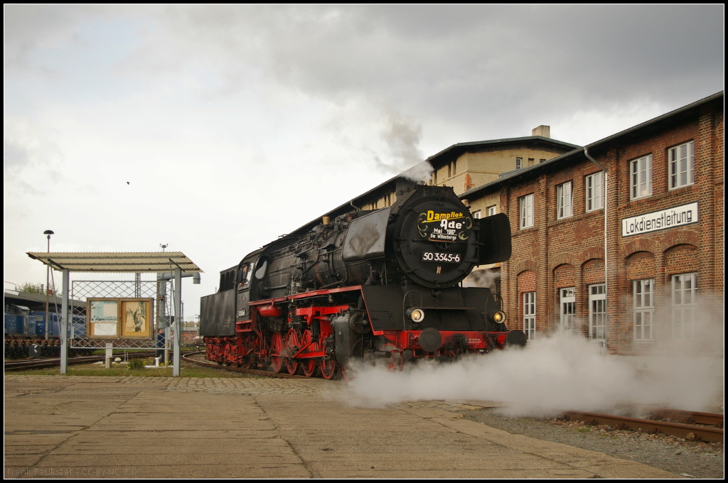 DR 50 3545-6 fährt zum Wasserfassen an den Wasserkran gegenüber der Lokdienstleitung. Bei der Veranstaltung  30 Jahre Traktionswechsel Wittenberge  am 06.05.2017 wurden für die Besucher einige spezielle Fotopunkte angefahren, was gerne angenommen wurde.