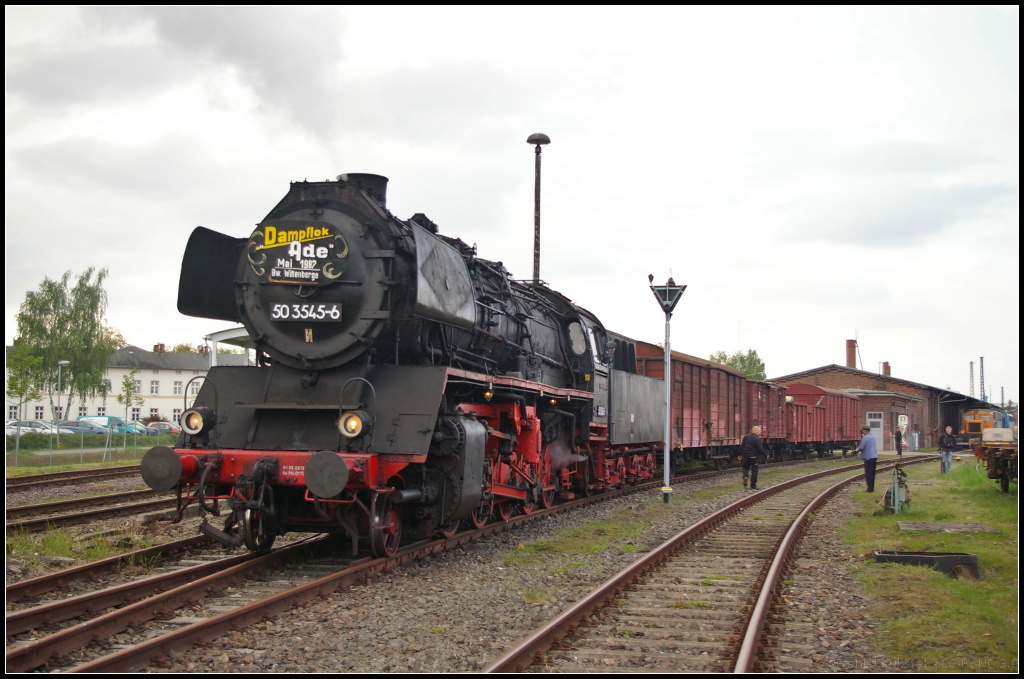 DR 50 3545 muss noch mit dem Zug rangieren, da ein nicht lauffähiger Wagen in der Mitte ist. Dann ging es mit dem Fotogüterzug Richtung Bahnhof. Die Dampflokfreunde Salzwedel e.V. hatten bei der Veranstaltung  30 Jahre Traktionswechsel Wittenberge  am 06.05.2017 einiges zu bieten.