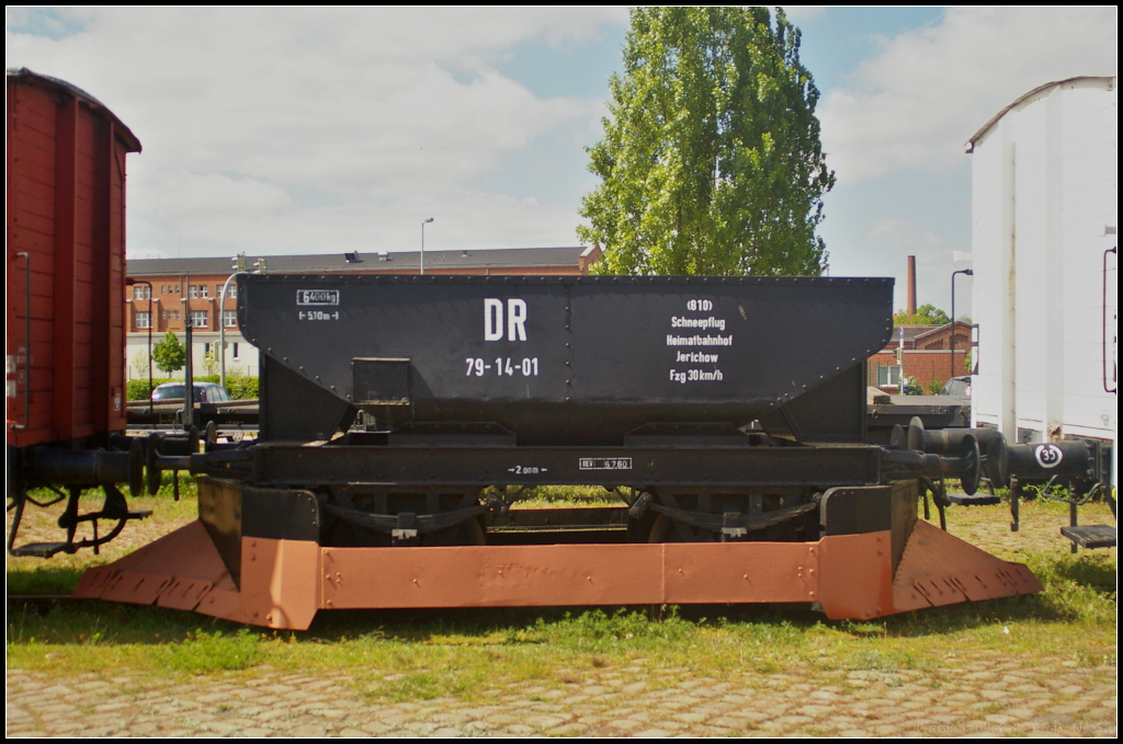 DR 79-14-01 Schneepflug in Magdeburg Neustadt, 10.05.2015
<br><br>
Gebaut wurde der Schneepflug fr Nebenbahnen im Jahr 1885 im Raw Magdeburg-Salbke. Ursprnglich wurde der Wagen als Erztransportwagen bei der Halberstadt-Blankenburger- Eisenbahn ( H.B.E. ) eingesetzt, bevor 1960 der Umbau erfolgte. Beheimatet war der Schneepflug in Jerichow. Der Wagen stand auf einem Seitengleis am Handelshafen und war whrend des Familienfest der Magdeburger Eisenbahnfreunde zu sehen (30 50 949 7311-5 SSP 74)