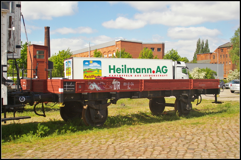 DR 89-01-34 Xu in Magdeburg Neustadt, 10.05.2015
<br><br>
Beum Familienfest der Magdeburger Eisenbahnfreunde stand dieser Niederbordwagen der Gattung Xu auf einem Seitengleis am Hafen. Das Bremserhuschen gehrt einem anderen Wagen.