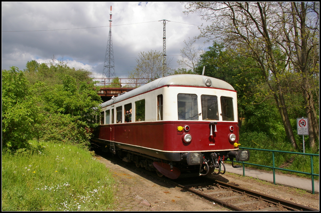 DTW01 / 303 027 der Cargo Logistik ist ein Verbrennungstriebwagen der Maschinenfabrik Esslingen, Baujahr 1951. Er war am 09.09.2017 zu Gast bei den Magdeburger Eisenbahnfreunden e.V. die ihr Familienfest am Wissenschaftshafen ausrichteten. Dort fuhr er auch Pendelfahrten.