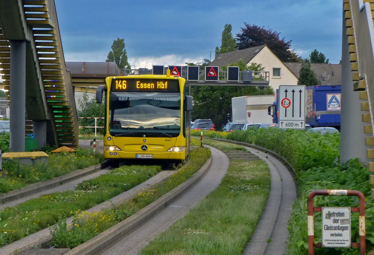 Ein Alleinstellungsmerkmal des Essener Busverkehrs ist die in der Mitte des Ruhrschnellwegs gef�hrte Spurbustrasse zwischen der Innenstadt und Kray. Seit den 1980er-Jahren verkehren hier spurgef�hrte Busse, weil die Breite des Mittelstreifens nicht f�r gew�hnliche, manuell gelenkte Fahrzeuge ausreicht. Wagen 4664 hat am 02.10.19 einen Zwischenhalt an der Station Feldhaushof eingelegt und f�hrt nun in Richtung Innenstadt weiter.