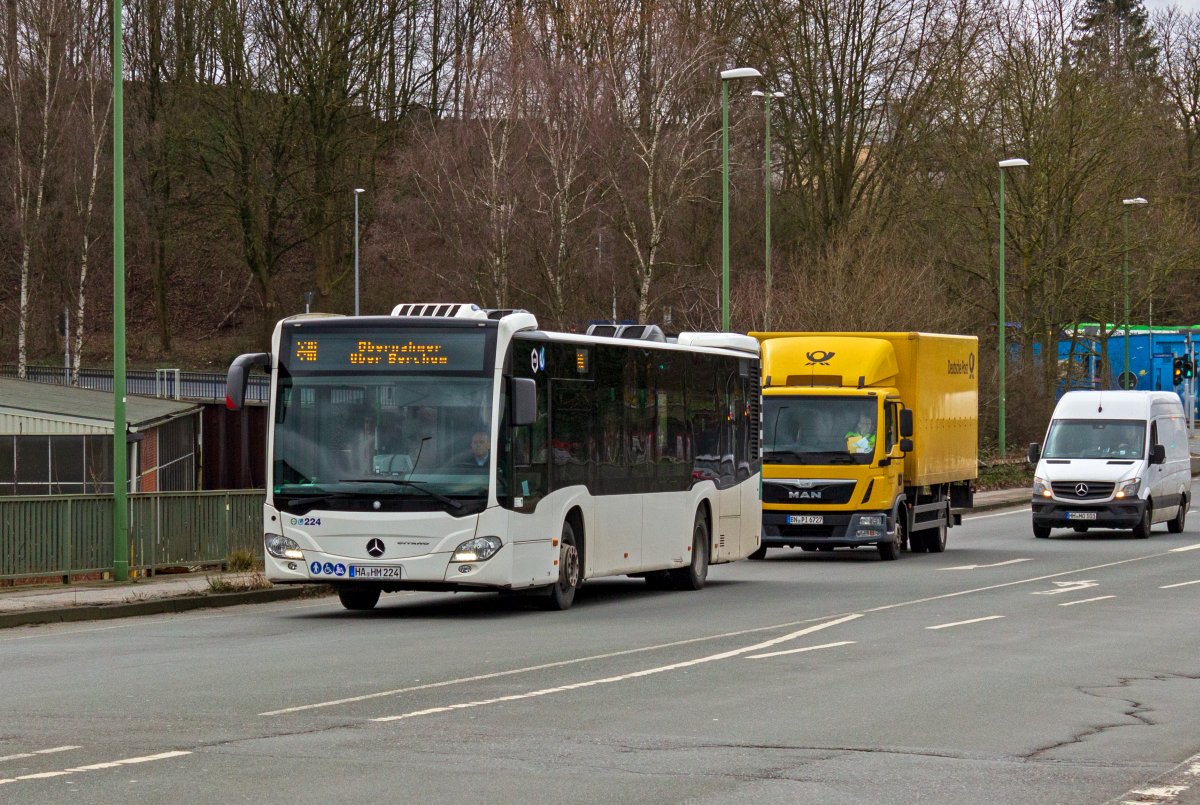 Ein Citaro eines Subunternehmers der HST ist am 18.02.2020 in Hagen-Kabel unterwegs.