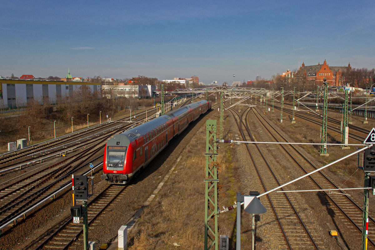 Ein Doppelstockzug der Linie RE3 auf dem Weg nach Falkenberg (Elster) in Berlin-S�dkreuz.