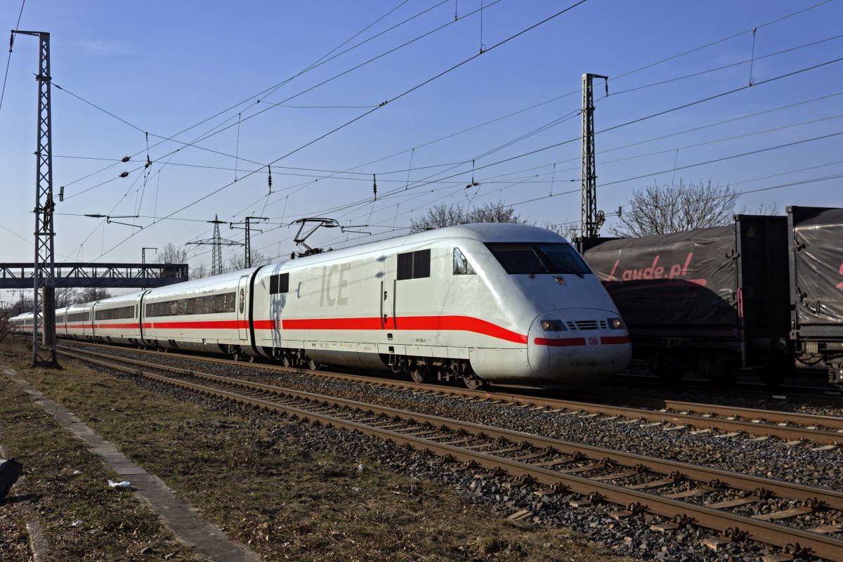 Ein ICE 1 in Form von 401 005 durchf�hrt am 10.03.25 Saarmund in Richtung Berlin. In dieser Richtung waren einige umgeleitete Fernz�ge unterwegs, allerdings keiner in Richtung S�den.