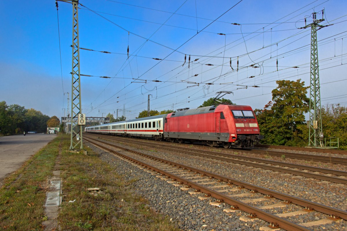 Ein umgeleiteter IC mit 101 007 als Schublok in Saarmund, 13.10.2020.