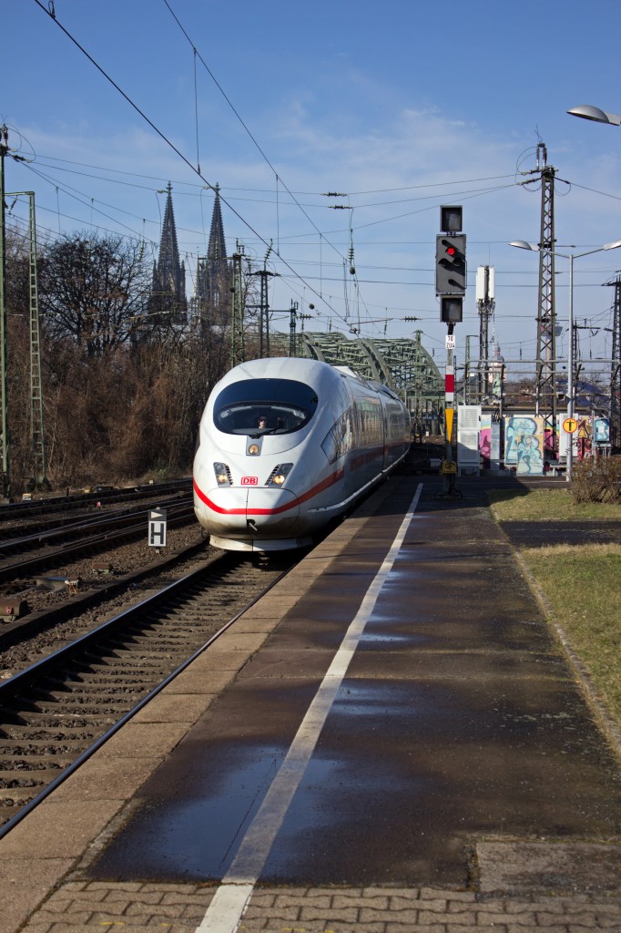 Ein weiterer der zahlreichen von Köln in Richtung Frankfurt fahrenden ICEs ist hier in Form einer Doppeltraktion aus den Mehrsystemtriebzügen 406 007 und 001 (nicht sichtbar am Zugschluss) in Köln-Deutz unterwegs.