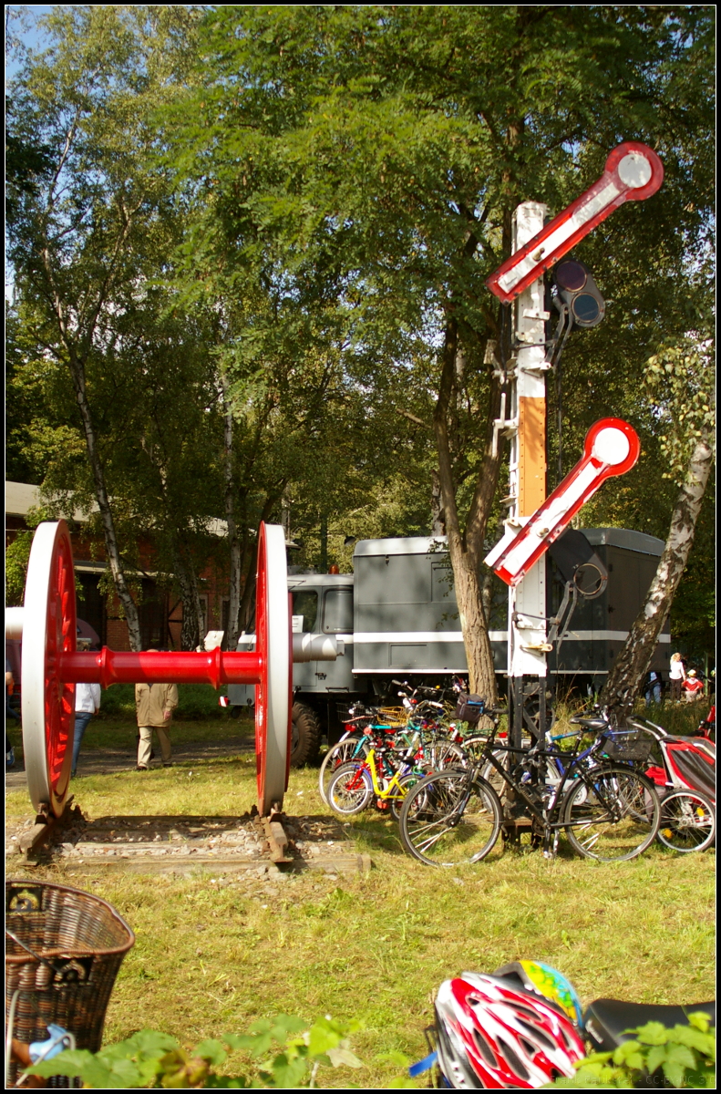 Eine Treibradachse und ein altes Kleinformsignal, man kann nur bei einem Eisenbahnverein sein. Dieses Ensemble steht am Eingang der AG Märkische Kleinbahn e.V. die am 10.09.2017 ihren Tag der offen Tür in Berlin-Lichterfelde hatte und anhand der Fahrräder lässt sich erahnen das viele das gute Wetter für einen Besuch nutzten