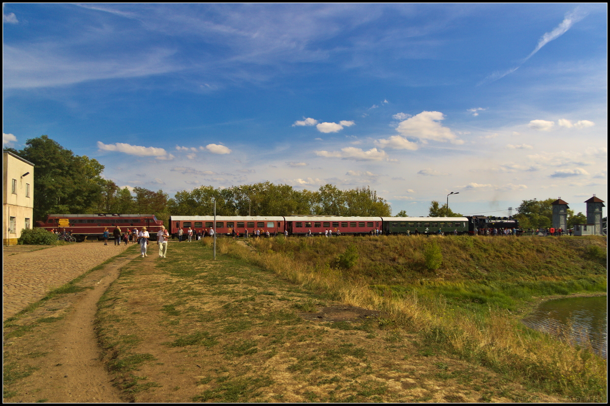 Einer der beiden Pendelzüge während des Familienfest der Magdeburger Eisenbahnfreunde e.V. am provisorischen Haltepunkt  Wissenschaftshafen-Nord  in Magdeburg. Auch wenn es nicht so aussieht, fuhren immer viele Besucher am 08.09.2018 im mit von CLR 227 009 und PRESS 86 1333 bespannten Zug mit.