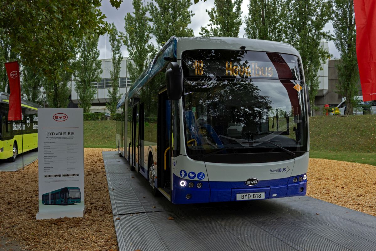 Ende 2024 lieferte BYD die ersten elektrischen Gelenkbusse nach Deutschland aus. Darunter waren 6 St�ck f�r das brandenburgische Unternehmen Havelbus, das im westlichen Berliner Umland zwischen Potsdam und Nauen unterwegs ist. Einer dieser Busse stand vor der Inbetriebnahme auf der InnoTrans.