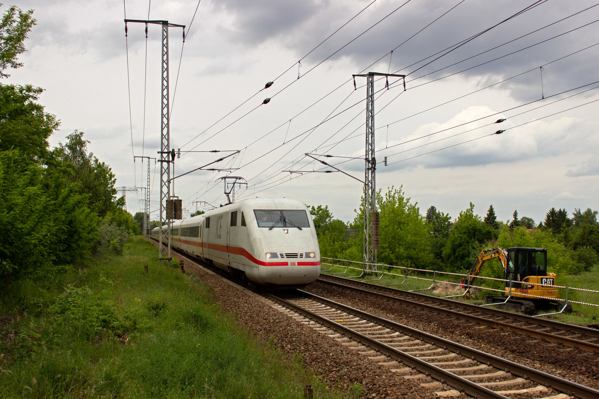 Ende Mai war die Berliner Nord-S�d-Strecke wegen Bauarbeiten bei Teltow gesperrt. Durch die weitr�umige Umleitung gelangten die in Richtung Halle und Leipzig fahrenden Fernz�ge auf die G�terstrecke in der Wuhlheide, einem Teil des Berliner Au�enrings, der normalerweise nicht von Personenz�gen befahren wird. Auf dem Weg in Richtung M�nchen passiert hier am 28.05.19 401 061 den mittlerweile zugewucherten ehemaligen Rangierbahnhof Wuhlheide.