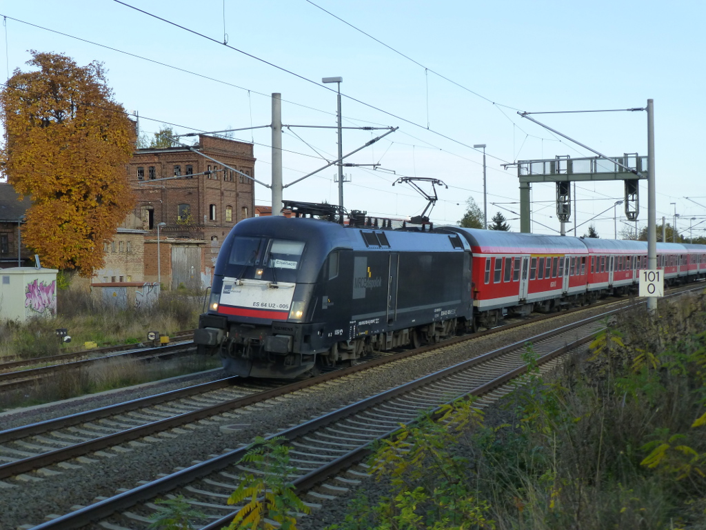 ES 64 U2-005 (MRCE) ist an die DB vermietet und f�hrt am 22.10.13 eine Regionalbahn.