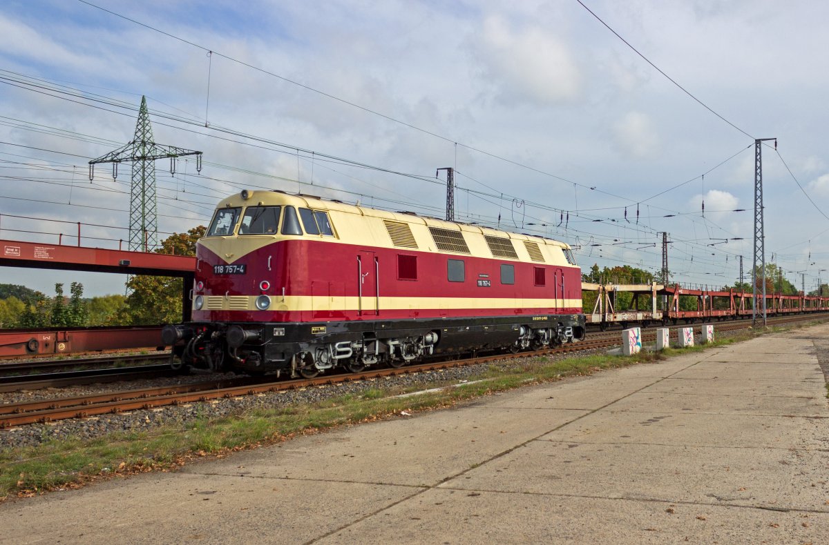 Es ist eine Art Running Gag unter Eisenbahn-Fotografen in Online-Foren, dass man die spannendsten Fahrzeuge immer erst bei der Abfahrt im R�ckspiegel sieht. Am 13.10. w�re mir fast das selbe Schicksal widerfahren, doch ich war noch schnell genug, um 118 757 noch abzulichten.