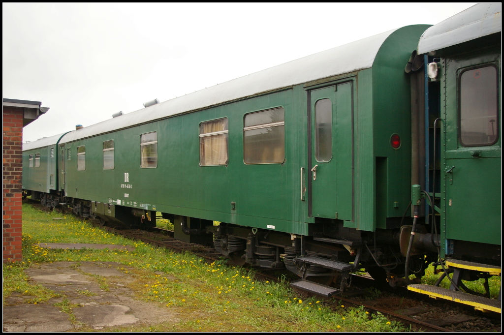 Etwas schwierig zu fotografieren war der ehemalige Dienstwagen der DR mit der Nummer 67 50 99-64 760-3. Zu sehen war der Wagen bei der Veranstaltung  30 Jahre Traktionswechsel Wittenberge  bei den Dampflokfreunden Salzwedel e.V. (UIC-Nummer 75 80 89-11 008-7 D-DLFS)