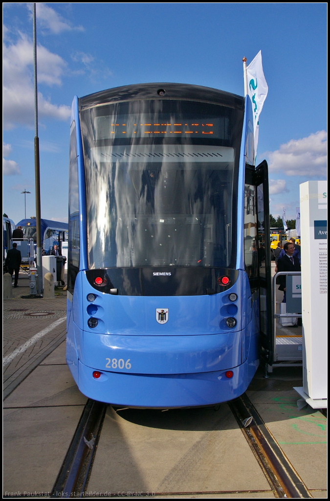 Frontansicht des Zug 2806 der Mnchener Verkehrsgesellschaft (MVG) vom Typ Siemens Avenio, ausgestellt auf der InnoTrans 2014 in Berlin.

Daten: Spannung 750 V DC, Spurweite 1435 mm, Lnge 36.85 m, Hhe 3.55 m, Einstiegshhe 300 mm, Kapazitt 216 Pltze (69 Sitzpltze), max. Geschwindigkeit 70 km/h
