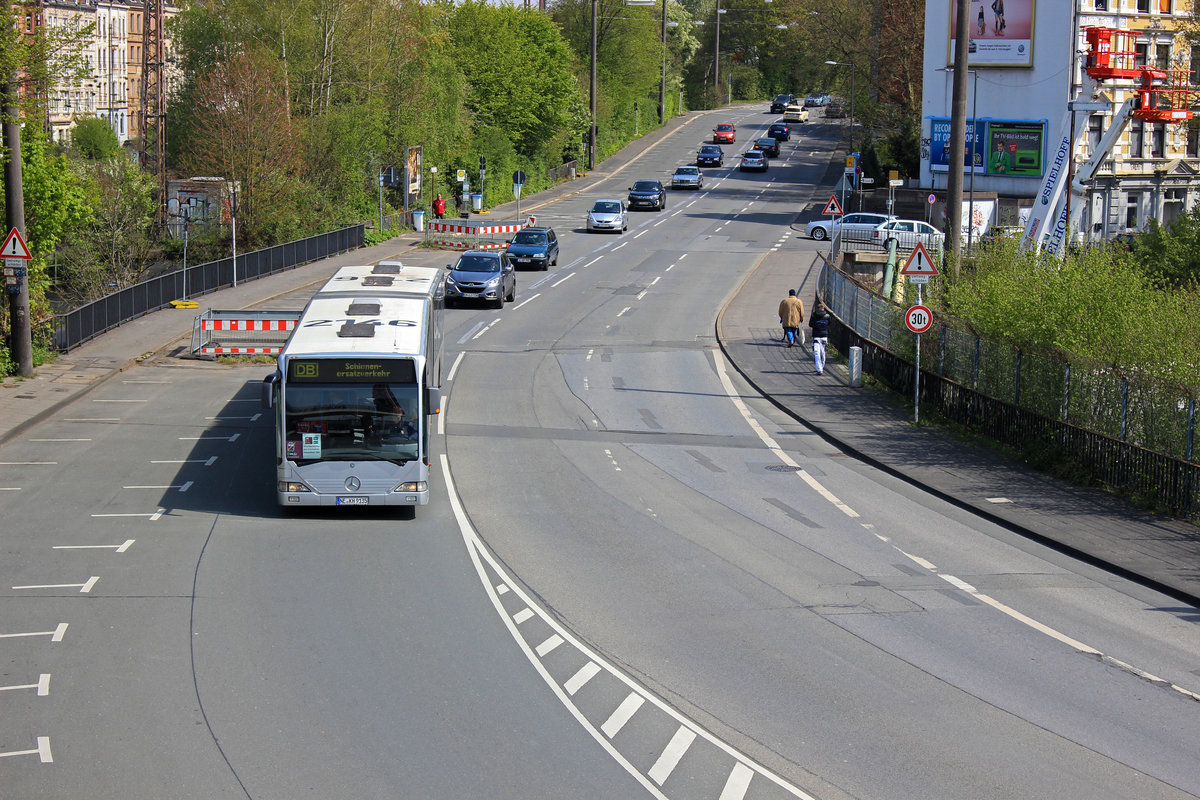 Fr diejenigen RE-Fahrgste, die Wuppertal nicht weitrumig umfuhren bot die DB eine Ersatzlinie an, die von Oberbarmen aus non-stop nach Dsseldorf fuhr und dafr  nur  knapp eine Stunde brauchte. Dieses Angebot nahmen am 20.04.17 durchaus einige Fahrgste an und haben soeben diesen Citaro bestiegen, der nun in Richtung Landeshauptstadt unterwegs ist.