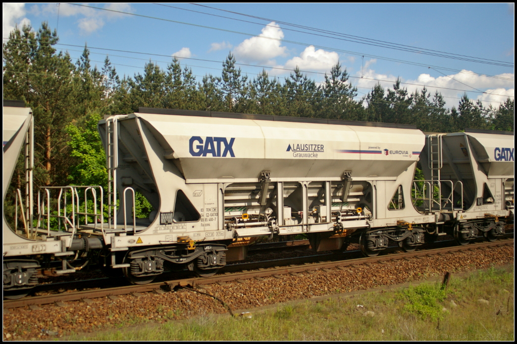 Für das Unternehmen Lausitzer Grauwacke ist der 4-achsige offene Wagen der Gattung Faccns im Einsatz. Eingereiht war der Wagen des Einstellers GATX Deutschland in einem Kieszug, der am 26.05.2017 durch die Berliner Wuhlheide fuhr (CZ-GATXD 83 54 6985 460-7 Faccns)