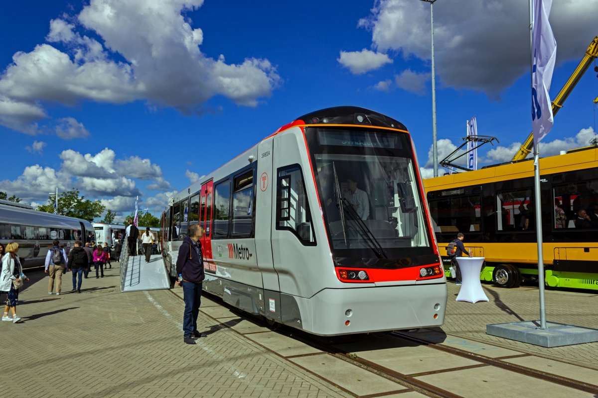 F�r den Vorortverkehr in Cardiff beschafft Transport for Wales Citylink-Stadbahnen, die im britischen Bezeichnungssystem die Baureihennummer 398 tragen. 398004 war auf der InnoTrans 2022 ausgestellt.