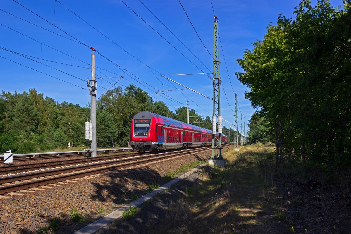Geschoben von 182 015 f�hrt eine Doppelstock-Garnitur dem n�chsten Halt am Berliner Ostkreuz entgegen.