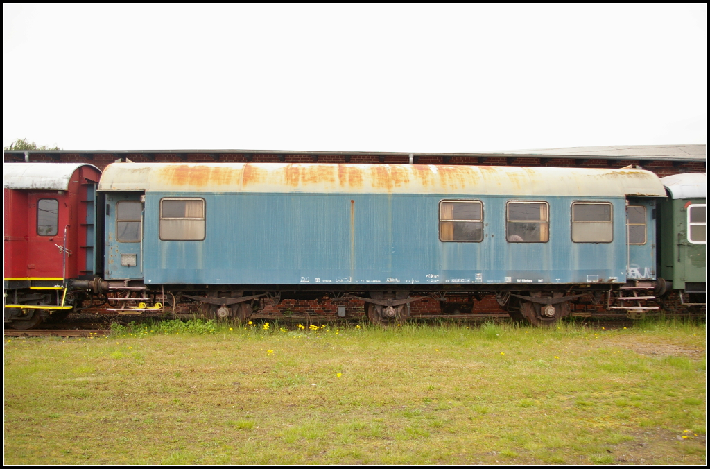 Hinter dem Lokschuppen der Dampflokfreunde Salzwedel e.V. steht dieser blaue Bauzugwagen ohne Nummer. Das einzigste was zu erkennen war:  BD Hannover ,  BFO-N Han-Leinhausen  und  HgF Offenburg . Wer Infos hat, bitte melden, Danke (kontakt (at) bahnsichtungen.de). Die Basis für diesen Wagen dienten die 3-achsigen  Länderbahnwagen der Gattungen C3yg(e). Beim Umbau wurde die Inneneinrichtung komplett entfernt und jenach Bedarf Büroabteile, Werkstattabteile, Duschen- oder Kücheneinrichtungen eingebaut. Mehr ist leider nicht bekannt.