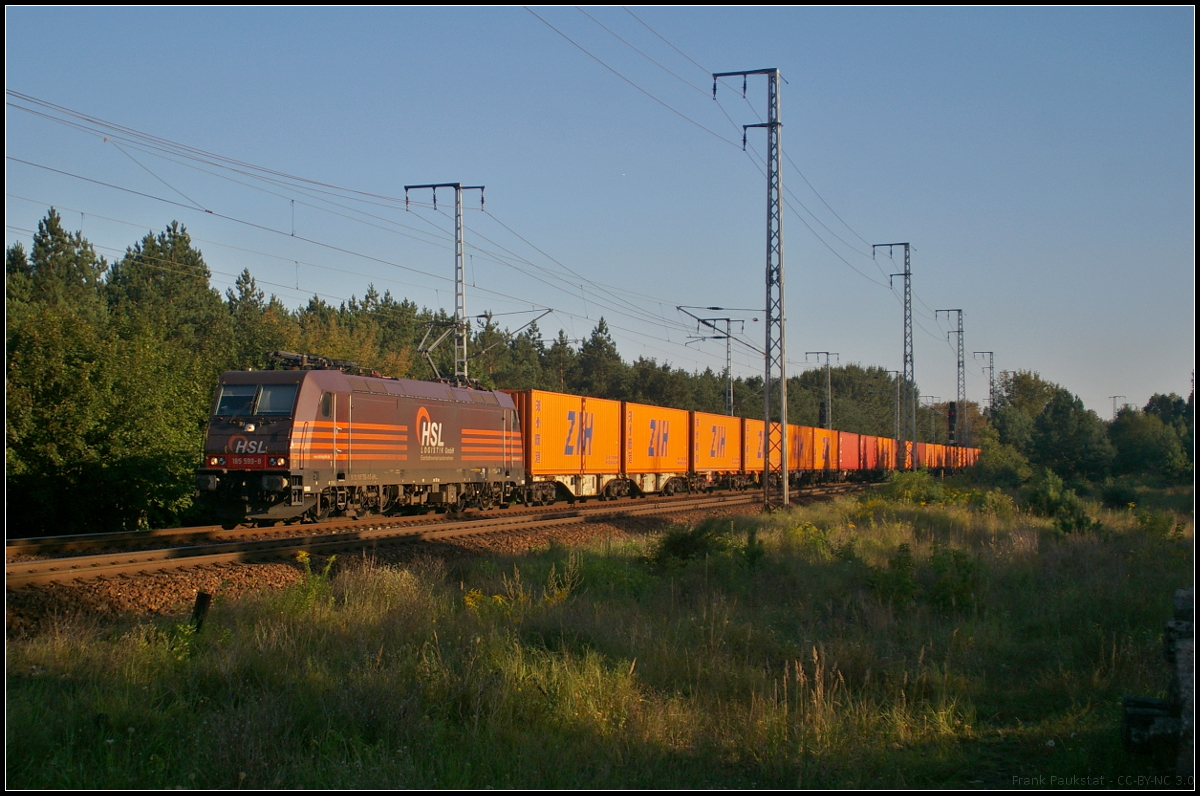 HSL Logistic 185 599-8 fuhr mit dem 'ZIH'-Containerzug am 29.08.2017 durch die Berliner Wuhlheide