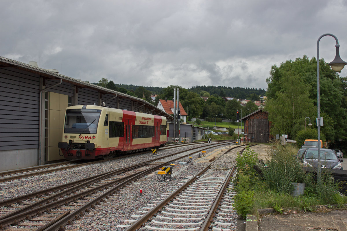 Im Gegensatz zu meinem letzten Besuch in Gammertingen 2009 ist der Bahnhof in den letzten Jahren rundlegend erneuert worden. Erhalten geblieben ist jedoch das zum alten einst�ndigen Schuppen f�hrende Gleis, das hier auf der rechten Seite zu sehen ist.