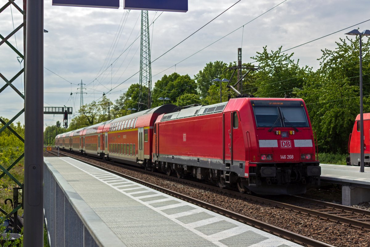 Im Mai 2019 waren noch �berwiegend Doppelstockgarnituren der DB auf der Linie RE 5 unterwegs. Doch wurden bereits auf einzelnen Uml�ufen die neuen RRX-Triebwagen erprobt, die die Bedienung der Linie im Juni 2019 endg�ltig �bernommen haben. 146 268 schiebt am 16.05.19 einen RE in Richtung Koblenz dem Oberhausener Hauptbahnhof entgegen.