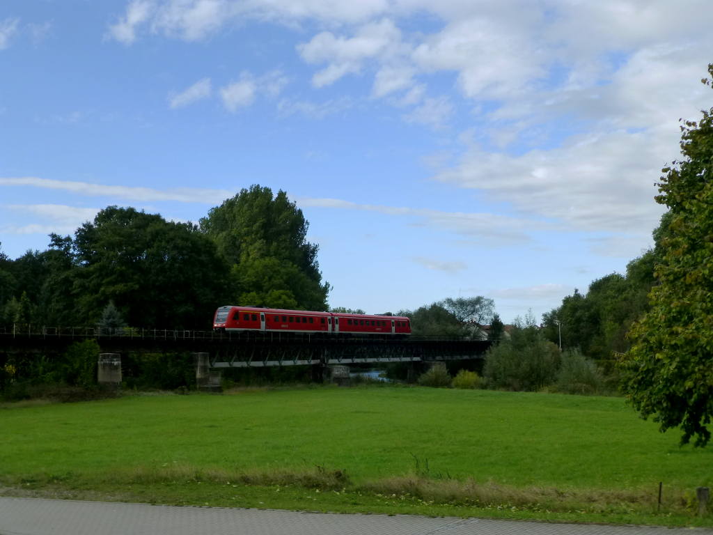 Im Schneckentempo  mit weniger als 10 km/h schleicht der Pendolino nach Greiz über die alte Elsterbrücke bei Gera-Liebschwitz. Der schlechte Zustand der Brücke führte schließlich zum Fahrplanwechsel 16/17 zur Stilllegung des Streckenabschnitts.