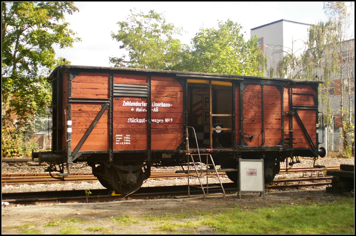 Im Stückgutwagen der Gattung G 10 der ehemaligen Zehlendorfer Eisenbahn- & Hafen AG (Zeuhag) ist jetzt die Dauerausstellung zur Zeuhag untergebracht. Am Tag der offenen Tür am 10.09.2017 der AG Märkischen Kleinbahn e.V. in Berlin-Lichterfelde konnte man diese besichtigen.