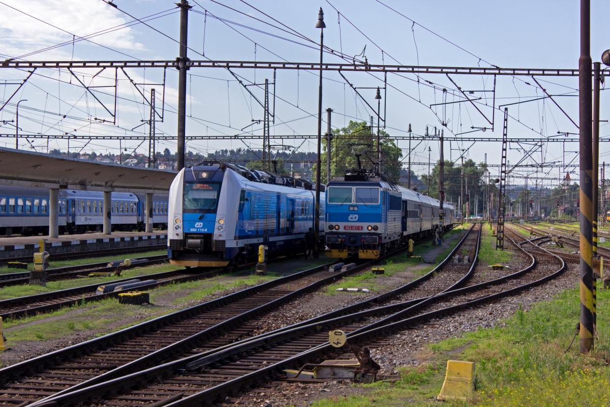 In der Abstellanlage des Bahnhofes Praha-Sm�chov warten zwei R�chlik-Z�ge, die auf unterschiedlichen Wegen in Richtung Brno fahren werden auf ihre Abfahrtszeit: Der moderne InterPanter 660 110 als R865 nimmt auf der Linie R19 den Weg �ber Pardubice und Česk� Třebov�, w�hrend 362 167 mit R979 ab Kol�n den etwas direkteren Weg �ber �d�r nad S�zavou zum Bahnhof Kr�lovo Pole am Stadtrand von Brno nimmt.