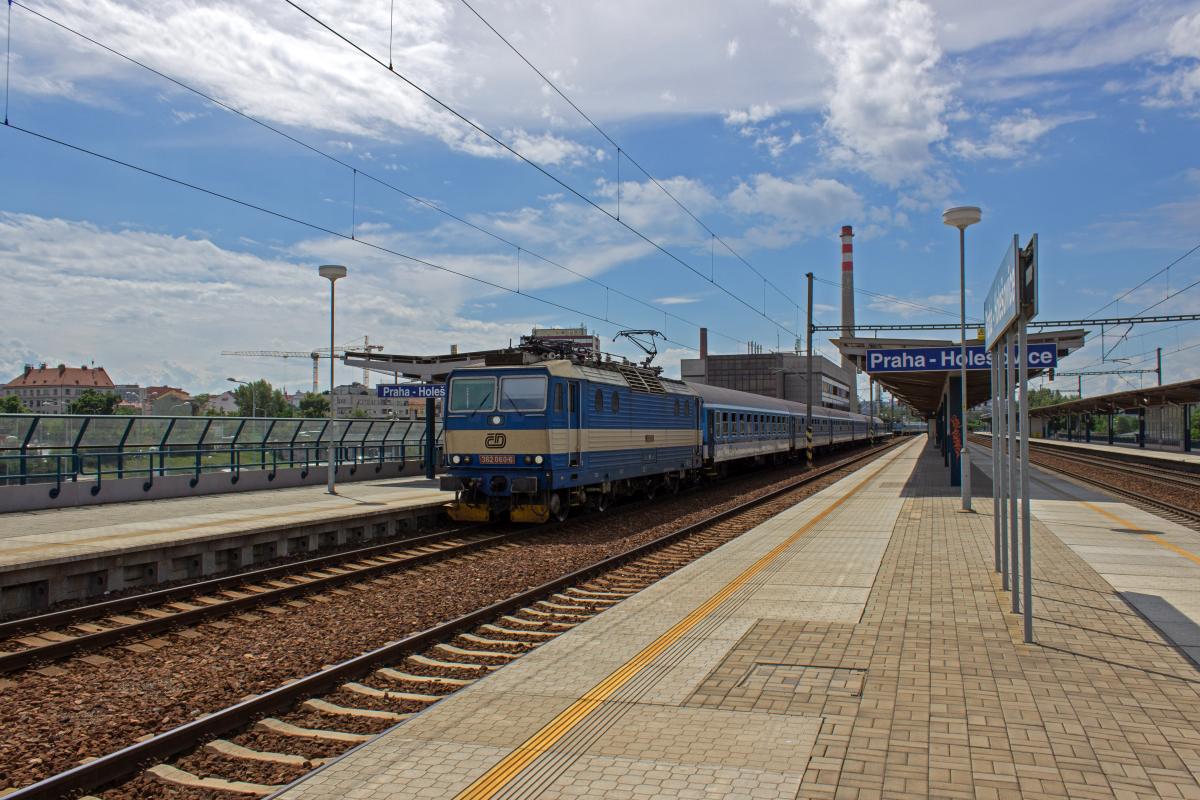 In den acht Jahren seit meinem letzten Besuch in Tschechien hat sich das Bild der dortigen Eisenbahnen deutlich gewandelt. Waren Ende 2011 Lokomotiven im aktuelle Najbrt-Farbschema noch eine Seltenheit (mehr noch: eine endg�ltige Farbaufteilung war noch nicht gefunden), so ist die im klassischen blau/beige lackierte 362 060 eine absolute Ausnahme. Denn diese Lok war die einzige aus der gro�en Familie dieser �koda-Lokomotiven, die mir in sechs Tagen nicht in den ČD-Produktfarben begegnete.