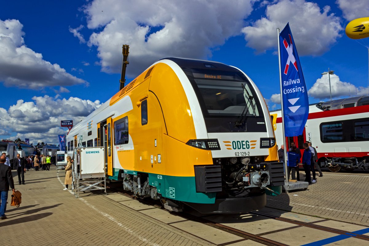 In der Ausschreibung f�r das Netz Elber-Spree, das den Gro�teil des Nahverkehrs in und um Berlin umfasst, hat die ODEG unter anderem die Bedienung der Linie RE1 gewonnen. Dort kommen seit Dezember 2022 Desiro HC zum Einsatz. 3462 129, ein vierteiliges Exemplar dieser Baureihe konnte auf der InnoTrans besichtigt werden.
