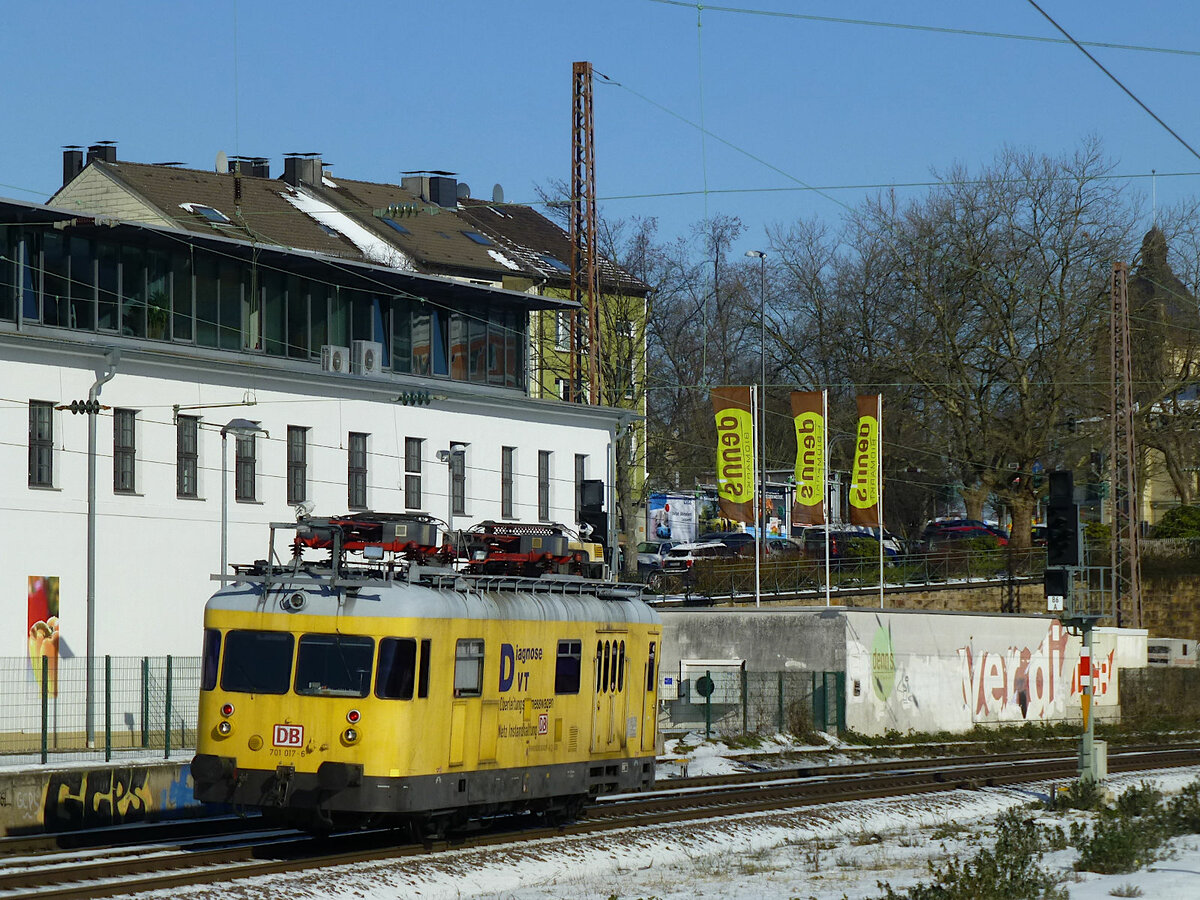 In besonderen Zeiten, wie bei Minusgraden, sieht man auch häufiger Dienstfahrzeuge, wie den hier in Steinbeck durchfahrenden Diagnose-VT 701 017. 12. Februar 2021.
