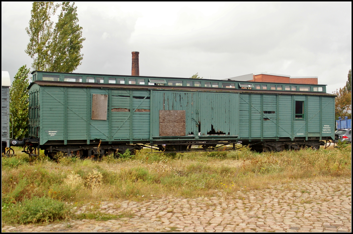 In einem bereits schlechten Zustand zeigte sich der Oberlichtwagen der ehemaligen Brückenmeisterei Magdeburg, wo er als Gerätewagen diente. DR 60 50 99-54 764-4 Dienst könnte ursprünglich einer von zweien gebauten Sonderwagen für seine Majestät König von Jugoslavien Alexander Karadordevic und somit Teil des Königlichen Hofzugs sein. Die großen Seiten- und Stirnseitentüren lassen vermuten das mit dem Wagen entweder die Kutschen und später auch Autos transportiert wurden. Doch das ist noch nicht komplett verifiziert. Um Hinweise wird weiter gebeten. Der Wagen war während des Familienfest der Magdeburger Eisenbahnfreunde e.V. am 09.09.2017 am Wissenschaftshafen zu sehen.