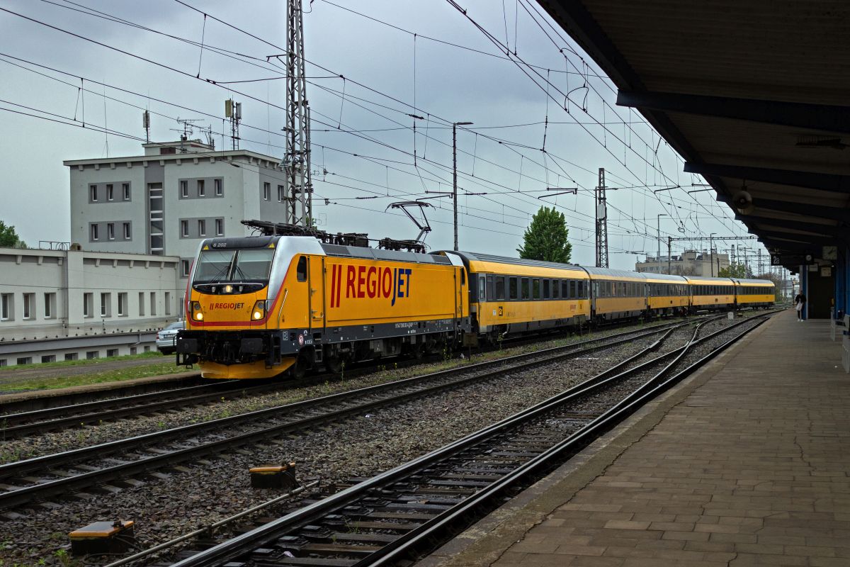 In den letzten Jahren konnten einige private Unternehmen Ausschreibungen auf tschechischen Nah- und Fernverkehrsstrecken gewinnen, wobei in der Regel altbrauchbare Fahrzeuge eingesetzt wurden. Die Z�ge der Linie R8 sind kaum von den eigenwirtschaftlichen RegioJet-Z�gen zu unterscheiden. Mit der aus Bohum�n kommenden Zuggarnitur des R1112 rollt 388 202 in die Abstellung, wo die Lok umsetzt und der Zug f�r die R�ckfahrt vorbereitet wird.