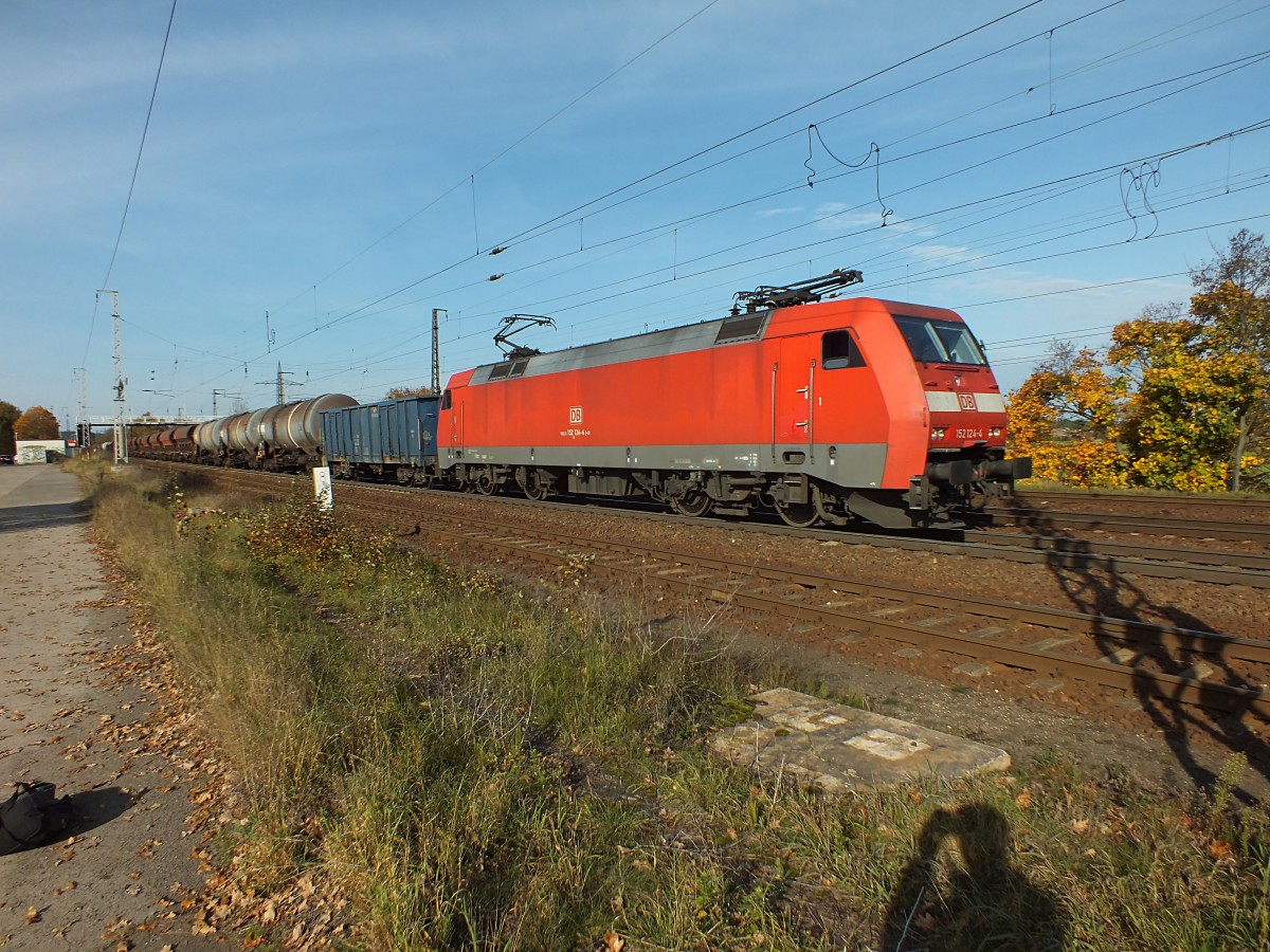 In nur etwas mehr als 1,5 Stunden hat 152 124 es geschafft, den einen G�terzug in Seddin abzustellen, den n�chsten aufzunehmen und wieder in Richtung Osten zu fahren. Sportlich. Saarmund, 22.10.13