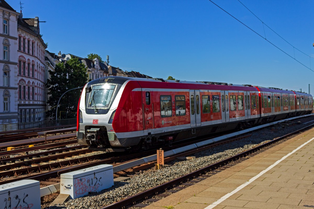 In recht gro�en St�ckzahlen beschafft die S-Bahn Hamburg neue Z�ge der Baureihe 490. Hier ist 490 127, der zu den Z�gen geh�rt, die sowohl per Stromschiene als auch mittels Oberleitung betrieben werden k�nnen in Hamburg-Altona zu sehen.