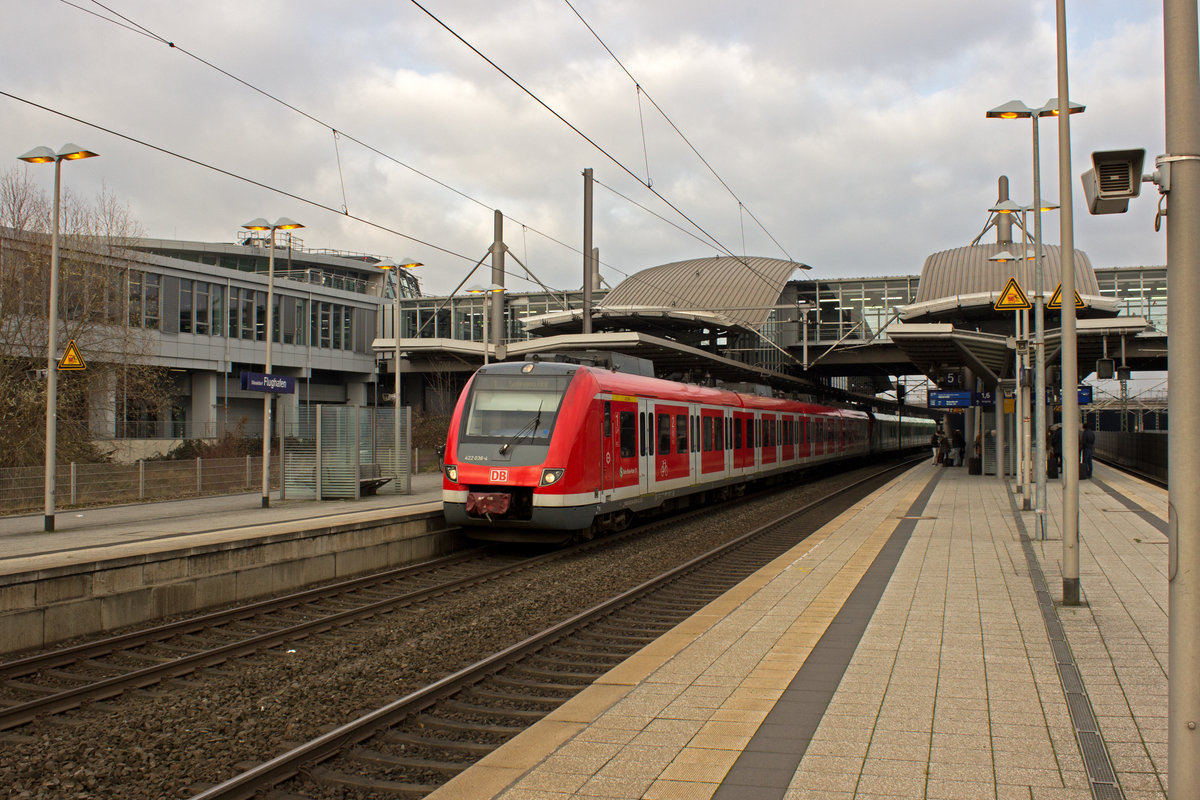 In Richtung Solingen unterwegs ist diese S1 bestehend aus 422 036 und 056.