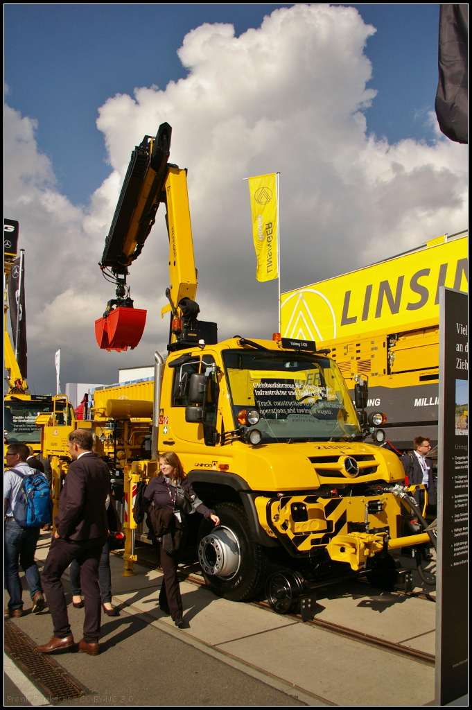 InnoTrans 2016 in Berlin: Auf Basis der Weltneuheit Unimog U 423 bietet der Hersteller Zagro ein Zweiwege-Arbeitsfahrzeug an. Das ausgestellte Fahrzeug war mit einem Zweischalen-Greifer, Eisenbahnkran und Arbeitskorb ausgestattet. Einige technische Daten: Leistung 170 kW, Waggonbremse max 400t Anhängelast, langer Radstand.