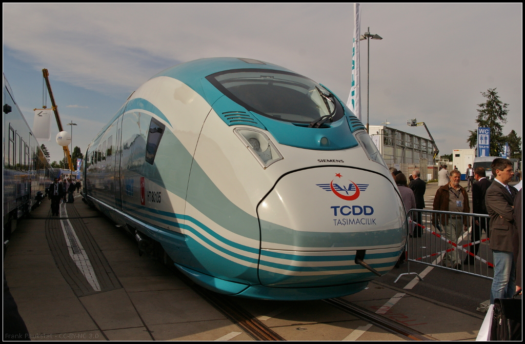 InnoTrans 2016 in Berlin: Bei dem auf der Messe ausgestellten HT 80105 handelt es sich um einen Hochgeschwindigskeitszug für die Türkei auf Basis des Siemens Velaro (Baureihe HT 80000). Mit einer Leistung von 8 000 kW werden rund 300 km/h Geschwindigkeit erreicht. Die Züge werden 200 Meter lang sein. Ausgestattet mit Infotainmentsystemen sollen die Fahrgäste unterhalten werden. Für die Sicherheit sorgen Zugleittechnik, Assistenzsysteme, intelligente Sensorik und Datenverarbeitung für die Instandhaltung (NVR-Nummer 93 75 9801 051-3 TR-TCCD)