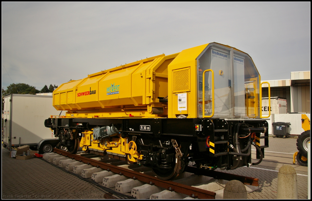 InnoTrans 2016 in Berlin: Der D-HOB 2500 von Schweerbau ist ein Drehhobel zur Schienenbearbeitung in Gleisen und Weichen. Den Drehhobel gibt es einmal als Vollbahn- und als Metro-Variante. Bei den Schleifarbeiten bei der Berliner S-Bahn konnte so der Geräuschpegel in einigen Teilen der Stadtbahn um neun Dezibel gesenkt werden.