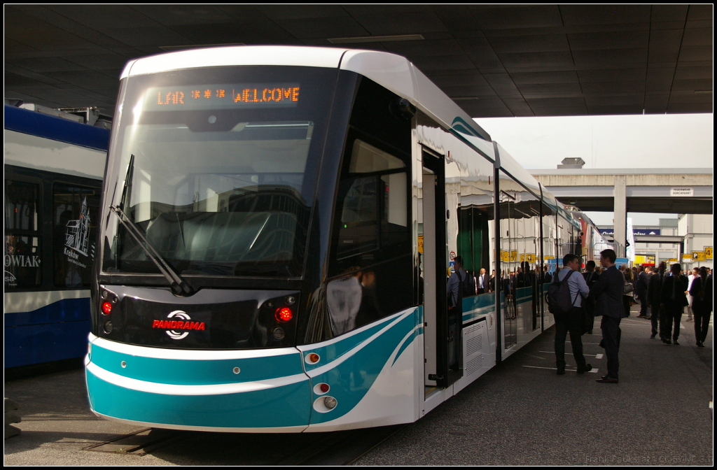 InnoTrans 2016 in Berlin: Der türkische Hersteller Durmazlar präsentierte auf der Messe seine neue Niederflur-Straßenbahn 'PANORAMA' für den biderektionalen Betrieb unter 750V DC. Die fünfteilige Tram hat eine Länge von 33 m und bietet insgesamt 290 Personen Platz. Die Höchstgeschwindigkeit liegt bei 70 km/h bei einem Gesamtgewicht von 41,5 t. Eingesetzt werden soll die Tram in der Region Kocaeli.