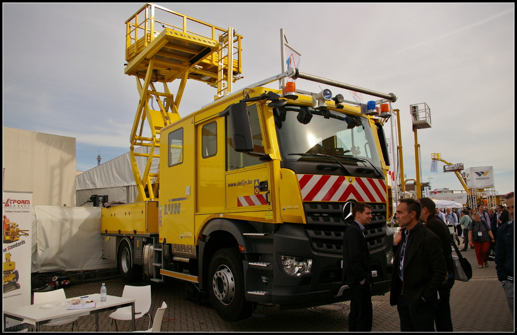 InnoTrans 2016 in Berlin: Hilton Oberleitungsfahrzeug OMF 3T-110 im Einsatz bei der belgischen De Lijn. Einige Daten: 2 hydrostatisch angetriebene Schwingen, Spurweite 1000 mm, Vmax Schiene 30 km/h, Scherenbühne nach EN280, Arbeitshöhe 8100 mm, Ausladung 3200 mm, Bühnentraglast 420 kg, isoliert gegen 1000 V AC und 1500 V DC, Schwenkbereich 2x 179°, Hilfsgenerator 6 KVA. ABS und ASR auf jedem Rad, Gel-Batterien für elektrischen Bühnenbetrieb, Eingleiskameras, Funkfernsteuerung.