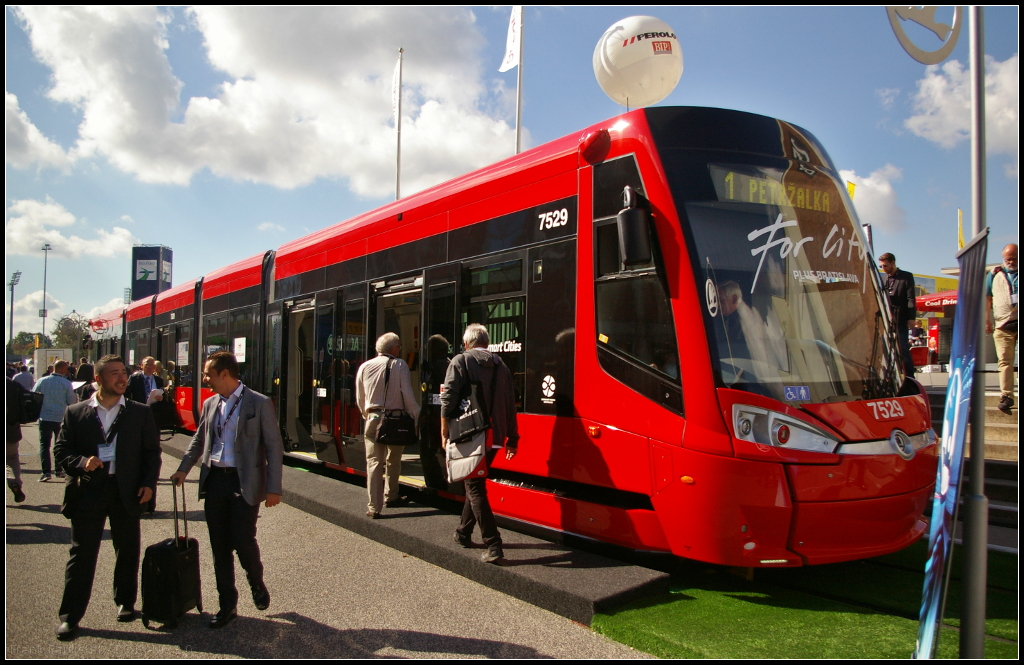 InnoTrans 2016 in Berlin: Tz 7529 vom Typ Skoda 30 T  For City  ist für Bratislava gedacht und war auf der Messe ausgiebig zu begutachten. Das Fahrzeug ist für Meterspur (1000 mm) und 600 V Gleichstrom ausgelegt. Die Baureihe könnte 65 km/h erreichen, ist in Bratislava jedoch auf 50 km/h limitiert worden.