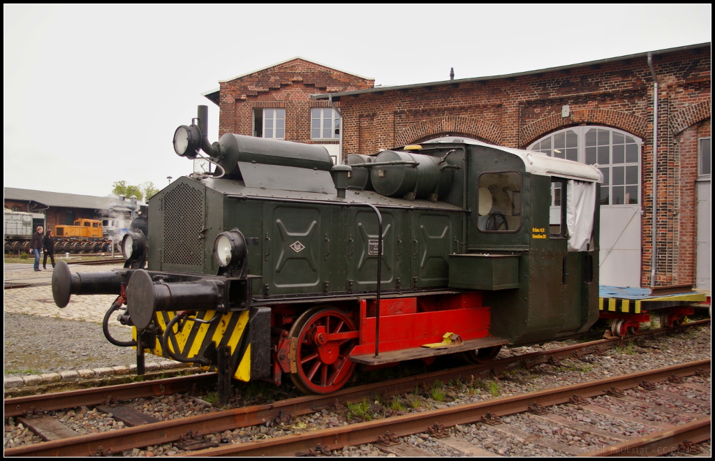 Interessant ist dieser Rangierdiesel. Gebaut 1938 von Orenstein & Koppel wurde sie 1938 an das Reichs-Luftfahrtministerium ausgeliefert. Danach wurde sie von der OHE übernommen und erhielt die Nummer 0603. In den 1960er Jahren wurde die Lok überarbeitet. Neuer Motor mit 90 PS, Motorvorbau wurde verlängert, Einbau einer Druckluftbremsanlage, Druckluftspeicher wie auch die Auspuffanlage wurden auf den Motorvorbau gesetzt. Jetzt ist die Lok bei den Dampflokfreunden Salzwedel e.V. im Einsatz und war bei dem Fest  30 Jahre Traktionswechsel Wittenberge  am 06.05.2017 zu sehen.