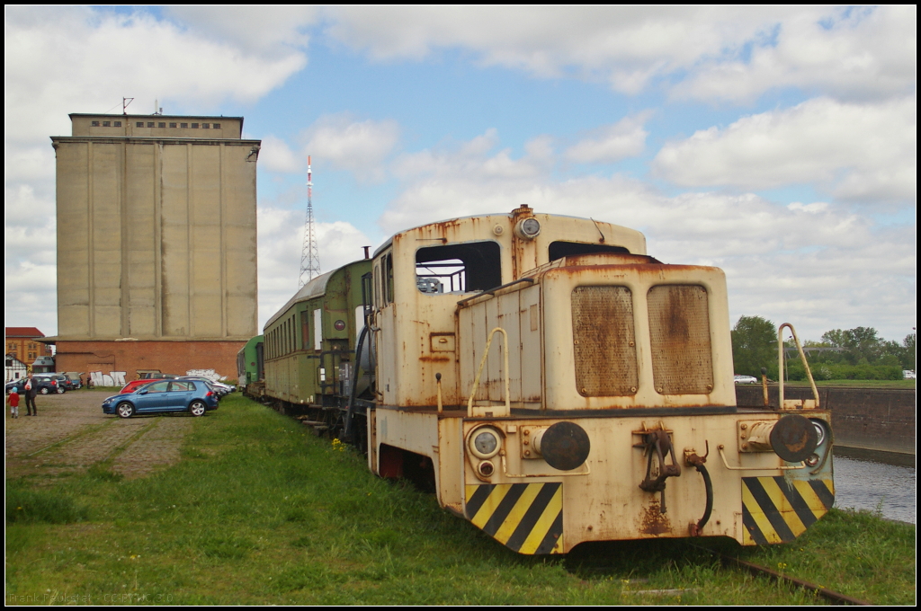 KMT 1 in Magdeburg Neustadt, 10.05.2015
<br><br>
Der Rangierdiesel wurde 1961 bei LKM gebaut und ging an den Konsum Mhlen- und Teigwarenbetrieb Magdeburg, wo sie die Nummer  1  erhielt. Nach der Wende wurde das Unternehmen in die Teigwaren GmbH, Magdeburg-Rothensee umbenannt. Seit 2010 ist die Lok im Bestand der Magdeburger Eisenbahnfreunde e.V.