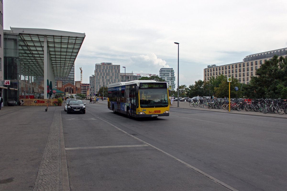 Lange Zeit waren auf der Linie 240 fast ausschlie�lich 12-Meter-Busse im Einsatz, wie hier am 28.08. der Low-Entry-Citaro 2309. Einige Wochen sp�ter waren fast alle Kurse mit Gelenkbussen best�ckt. Ob das mit zeitgleich stattfindenden Bauarbeiten bei der S-Bahn zusammen h�ngt oder ein Dauerzustand sein wird, ist mir noch nicht bekannt.