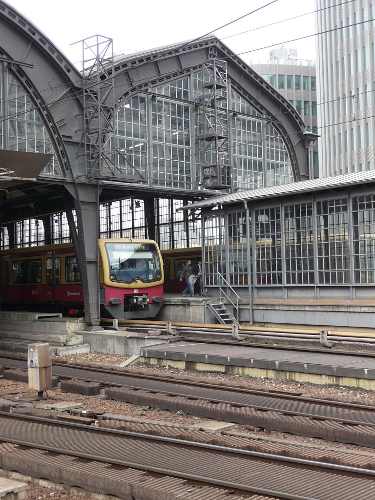 Langeweile beim Warten auf den Zug f�hrt zu vermeintlicher Kreativit�t: Ein 481er guckt aus der R�hre. 7.10.13