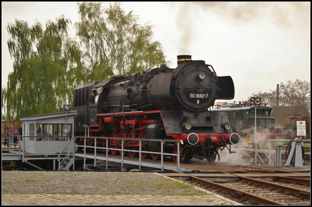 Leider spielte das Wetter beim Fest  30 Jahre Traktionswechsel Wittenberge  am 06.05.2017 bei den Dampflokfreunden Salzwedel e.V. nicht so ganz mit. Dennoch zeigte sich so manche Lok, ao auch 50 3682-7 auf der Drehscheibe.